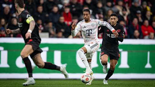 Michael Olise am Ball im Bundesliga-Spiel des FC Bayern bei Bayer 04 Leverkusen