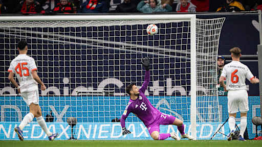 Sven Ulreich schaut dem Schuss zum 0:1 hinterher im Bundesliga-Spiel des FC Bayern bei Bayer 04 Leverkusen