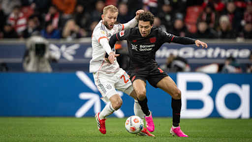 Konrad Laimer im ZWeikampf im Bundesliga-Spiel des FC Bayern bei Bayer 04 Leverkusen