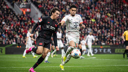 Luis Díaz im Zweikampf im Bundesliga-Spiel des FC Bayern bei Bayer 04 Leverkusen