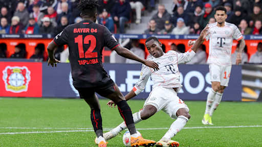 Nicolas Jackson beim Torabschluss im Bundesliga-Spiel des FC Bayern bei Bayer 04 Leverkusen