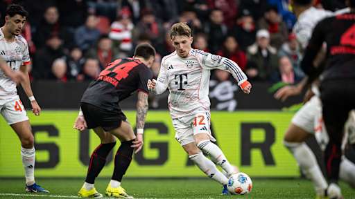 Lennart Karl geht ins Dribbling im Bundesliga-Spiel des FC Bayern bei Bayer 04 Leverkusen