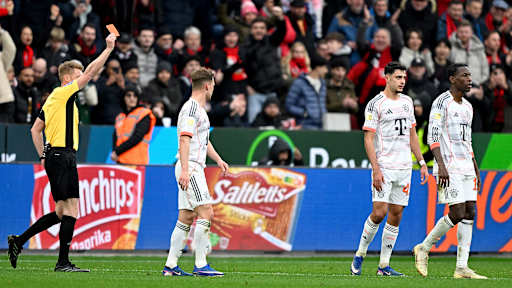 Schiedsrichter Christian Dingert zeigt die Rote KArte für Nicolas Jackson im Bundesliga-Spiel des FC Bayern bei Bayer 04 Leverkusen