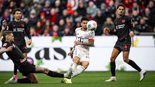 Luis Díaz beim Torschuss im Bundesliga-Spiel des FC Bayern bei Bayer 04 Leverkusen