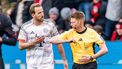 Harry Kane spricht mit dem Schiedsrichter nach einem aberkannten Tor im Bundesliga-Spiel des FC Bayern bei Bayer 04 Leverkusen