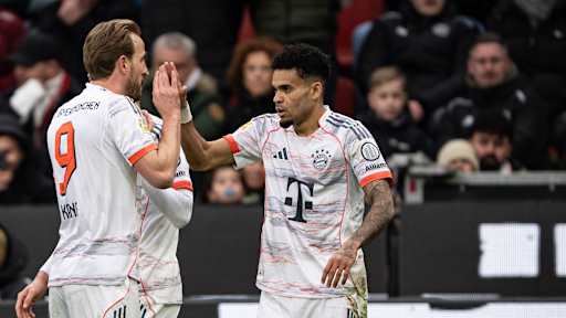 Luis Diaz klatscht ab mit Harry Kane nach dem 1:0 im Bundesliga-Spiel des FC Bayern bei Bayer 04 Leverkusen