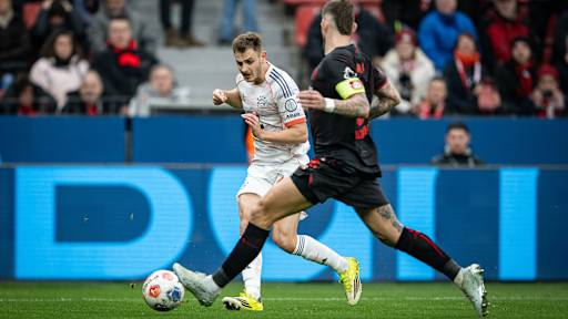 Josiip Stanisic spielt einen Pass im Bundesliga-Spiel des FC Bayern bei Bayer 04 Leverkusen