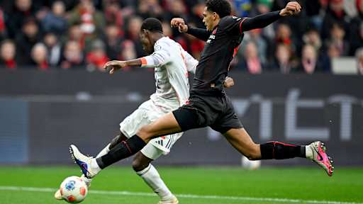 Nicolas Jackson beim Torabschluss im Bundesliga-Spiel des FC Bayern bei Bayer 04 Leverkusen
