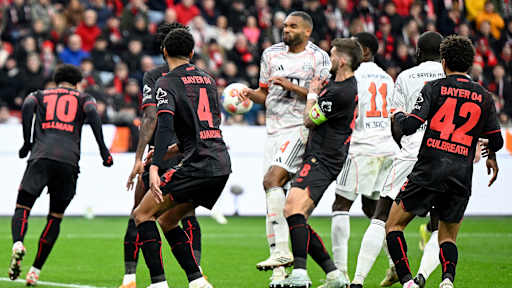 Jonathan Tah berührt den Ball mit der Hand vor dem Torschuss im Bundesliga-Spiel des FC Bayern bei Bayer 04 Leverkusen
