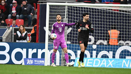 Sven Ulreich hält den Ball in der Hand im Bundesliga-Spiel des FC Bayern bei Bayer 04 Leverkusen