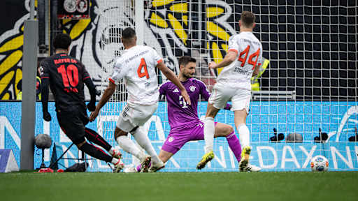 Malik Tilmann schießt auf das Tor von Sven Ulreich im Bundesliga-Spiel des FC Bayern bei Bayer 04 Leverkusen