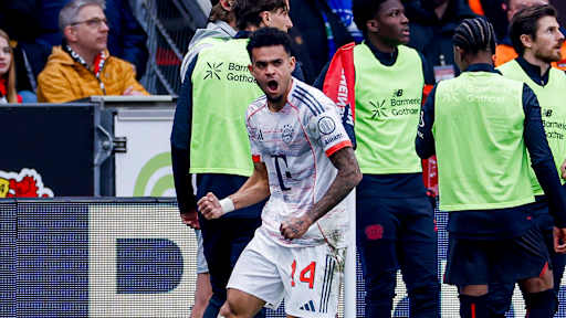 Luis Diaz ballt die Fäuste an der Eckfahne nach dem 1:1 im Bundesliga-Spiel des FC Bayern bei Bayer 04 Leverkusen