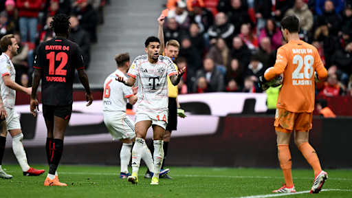 Christian Dingert zeigt Luis Diaz die Gelb-Rote Karte im Bundesliga-Spiel des FC Bayern bei Bayer 04 Leverkusen