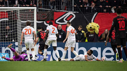 Sven Ulreich zeigt eine Parade im Bundesliga-Spiel des FC Bayern bei Bayer 04 Leverkusen