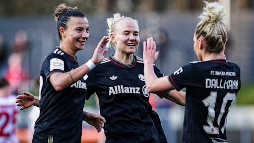 Arianna Caruso, Pernille Harder und Linda Dallmann jubeln während des Gastspiels FC Bayern Frauen beim 1. FC Köln in der Frauen Bundesliga