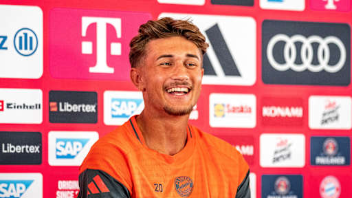 Tom Bischof lacht in die Kamera.