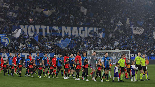 Lautaro Martínez, delante de la grada de animación del Inter celebrando.