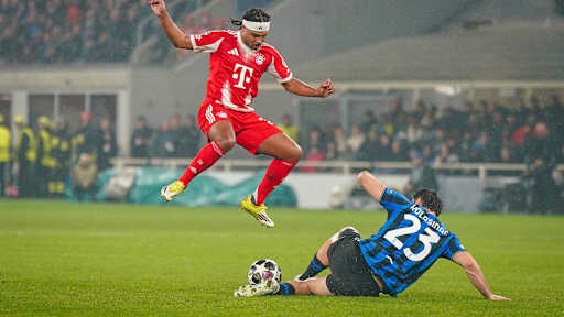 Harry Kane in a white FC Bayern shirt playing against Robert Lewandowski in a Barcelona shirt.