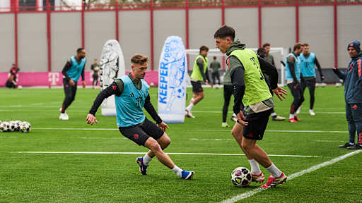Joshua Kimmich im Zweikampf mit Filip Pavic im Abschlusstraining des FC Bayern vor dem Achtelfinal-Rückspiel in der Champions League gegen Atalanta Bergamo