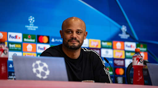 Vincent Kompany auf der Pressekonferenz nach dem Achtelfinal-Rückspiel des FC Bayern gegen Bergamo in der Champions League