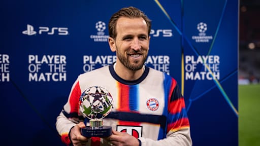 Harry Kane nach dem Champions League-Heimspiel des FC Bayern gegen Atalanta Bergamo mit der Player of the Match Trophäe