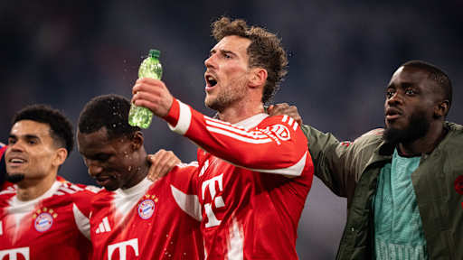 Leon Goretzka nach dem Champions League-Heimspiel des FC Bayern gegen Atalanta Bergamo vor der Kurve.