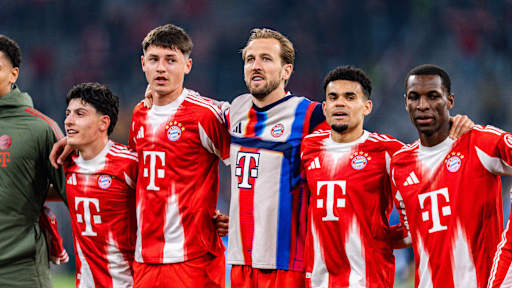 Harry Kane nach dem Champions League-Heimspiel des FC Bayern gegen Atalanta Bergamo vor der Kurve.