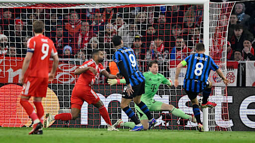 Jonas Urbig im Champions League-Heimspiel des FC Bayern gegen Atalanta Bergamo