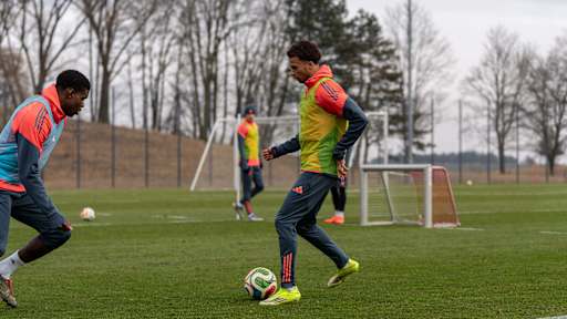 Sadiki Chemwor führt den Ball am Fuß.