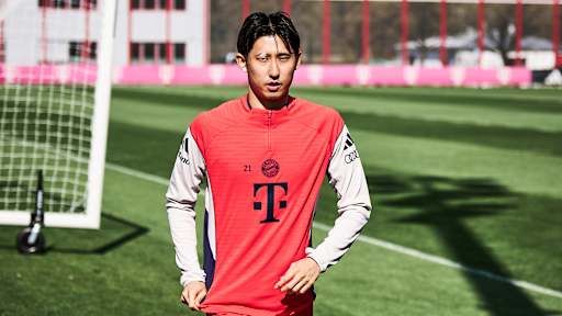 Hiroki Ito auf dem Weg zum Platz im Abschlusstraining des FC Bayern vor dem Heimspiel gegen Union Berlin
