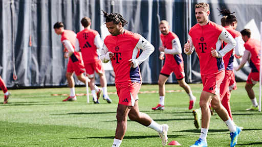 Serge Gnabry beim Warmlaufen im Abschlusstraining des FC Bayern vor dem Heimspiel gegen Union Berlin