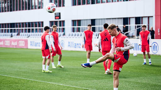 Joshua Kimmich jongliert mit Ball im Abschlusstraining des FC Bayern vor dem Heimspiel gegen Union Berlin