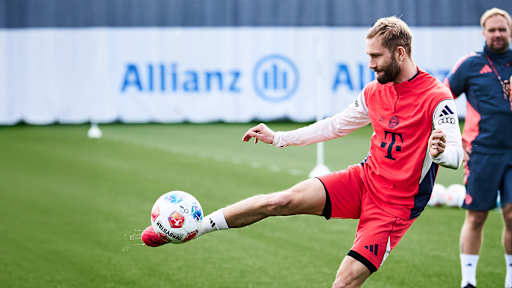 Konrad Laimer trifft den Ball in der Luft mit dem Fuß im Abschlusstraining des FC Bayern vor dem Heimspiel gegen Union Berlin