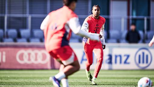 Michael Olise im Abschlusstraining des FC Bayern vor dem Heimspiel gegen Union Berlin