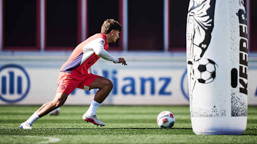 Tom Bischof am Ball im Abschlusstraining des FC Bayern vor dem Heimspiel gegen Union Berlin