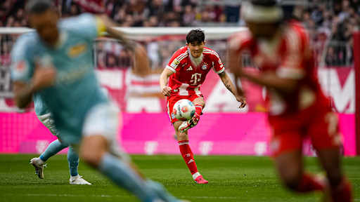Minjae Kim schlägt einen weiten Ball während des Heimspiels des FC Bayern in der Bundesliga gegen den 1. FC Union Berlin