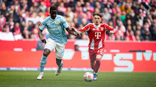 Lennart Karl im Laufduell während des Heimspiels des FC Bayern in der Bundesliga gegen den 1. FC Union Berlin