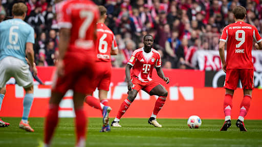 Dayot Upamecano mit Ball am Fuß während des Heimspiels des FC Bayern in der Bundesliga gegen den 1. FC Union Berlin