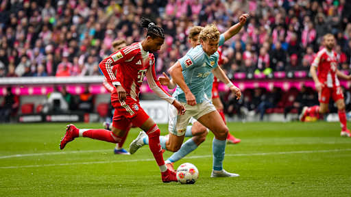 Michael Olise mit Ball am Fuß während des Heimspiels des FC Bayern in der Bundesliga gegen den 1. FC Union Berlin