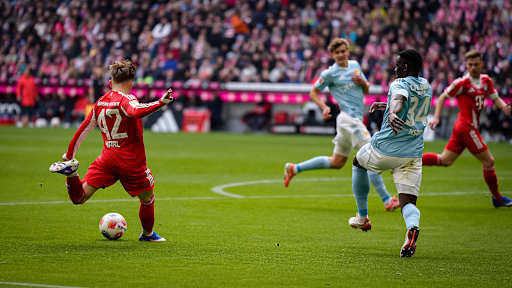 Lennart Karl beim Torschuss während des Heimspiels des FC Bayern in der Bundesliga gegen den 1. FC Union Berlin
