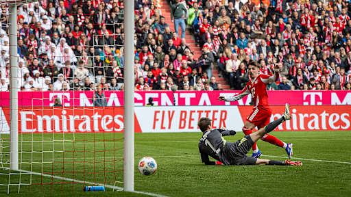 Lennart Karl schießt an den Pfosten während des Heimspiels des FC Bayern in der Bundesliga gegen den 1. FC Union Berlin