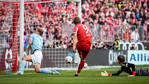 Harry Kane schießt knapp neben das Tor während des Heimspiels des FC Bayern in der Bundesliga gegen den 1. FC Union Berlin