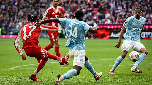 Michael Olise trifft zum 1:0 während des Heimspiels des FC Bayern in der Bundesliga gegen den 1. FC Union Berlin