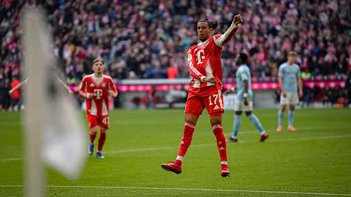 Michael Olise jubelt während des Heimspiels des FC Bayern in der Bundesliga gegen den 1. FC Union Berlin