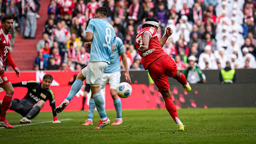 Serge Gnabry trifft zum 2:0 während des Heimspiels des FC Bayern in der Bundesliga gegen den 1. FC Union Berlin