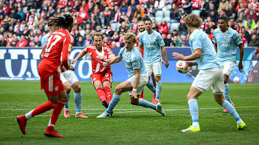 Harry Kane netzt zum 3:0 während des Heimspiels des FC Bayern in der Bundesliga gegen den 1. FC Union Berlin