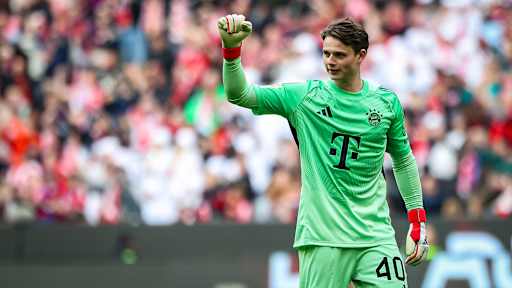 Jonas Urbig streckt die Faust in die Luft während des Heimspiels des FC Bayern in der Bundesliga gegen den 1. FC Union Berlin