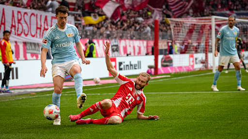Konrad Laimer grätscht den Ball weg während des Heimspiels des FC Bayern in der Bundesliga gegen den 1. FC Union Berlin