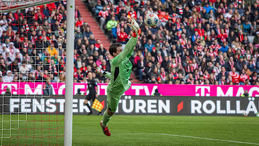 Jonas Urbig pariert während während des Heimspiels des FC Bayern in der Bundesliga gegen den 1. FC Union Berlin