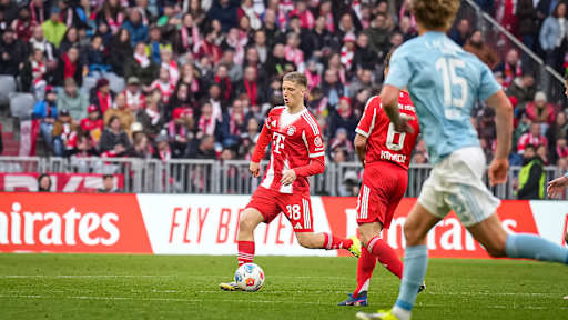 Erblin Osmani gibt sein Debüt während des Heimspiels des FC Bayern in der Bundesliga gegen den 1. FC Union Berlin